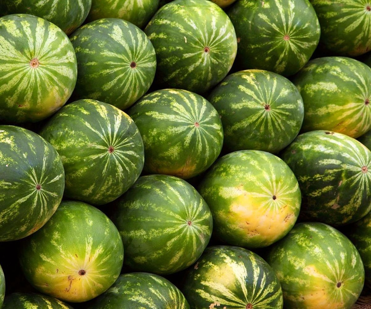 Ruke koje brinu o poljoprivrednim proizvodima na tržnici